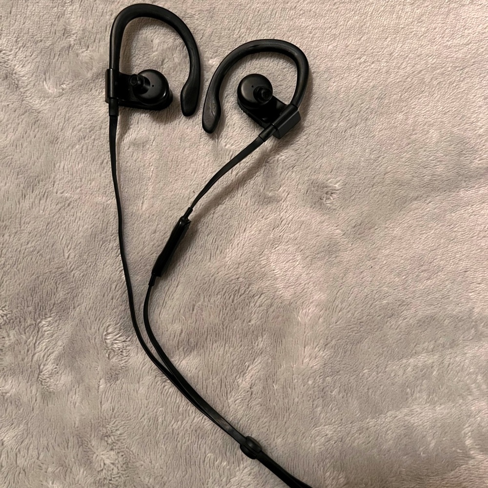 Beats by Dre Powerbeats 3 wireless earphones black.